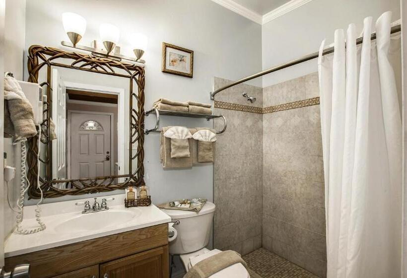 بنجلو قياسى, Beachwood Condos & Resort