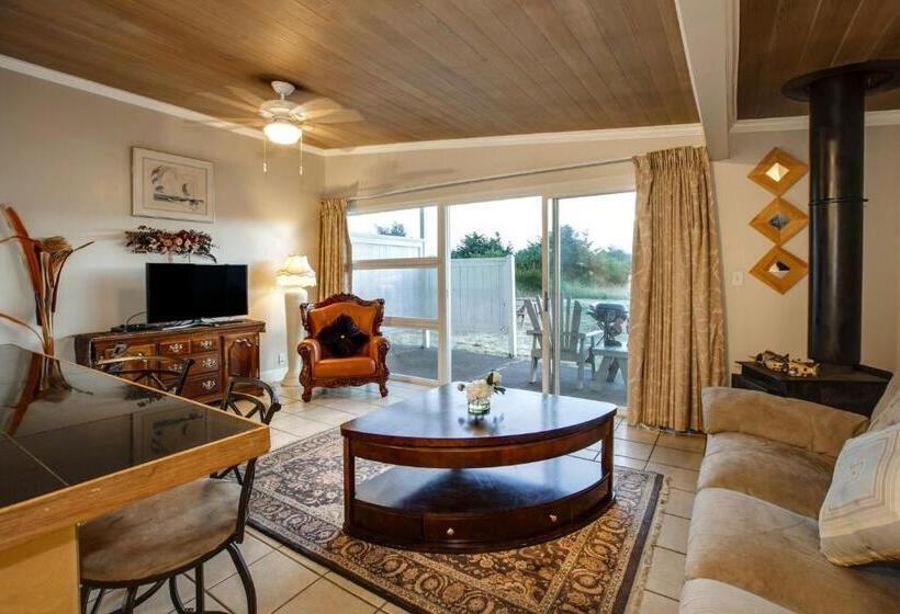 بنجلو قياسى, Beachwood Condos & Resort