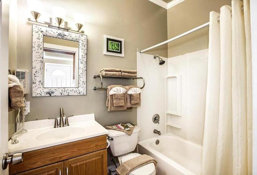 بنجلو قياسى, Beachwood Condos & Resort