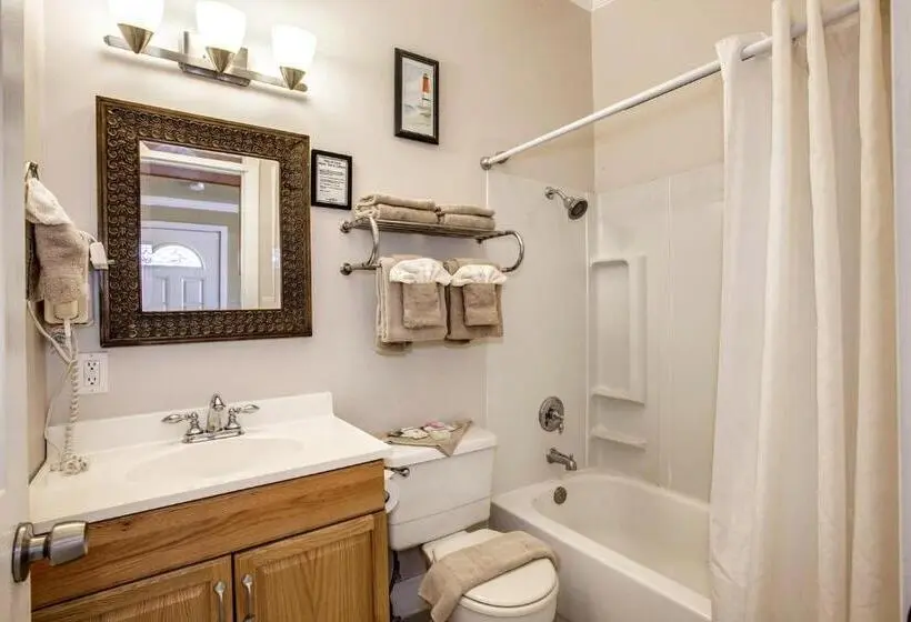 Standard-bungalow, Beachwood Condos & Resort