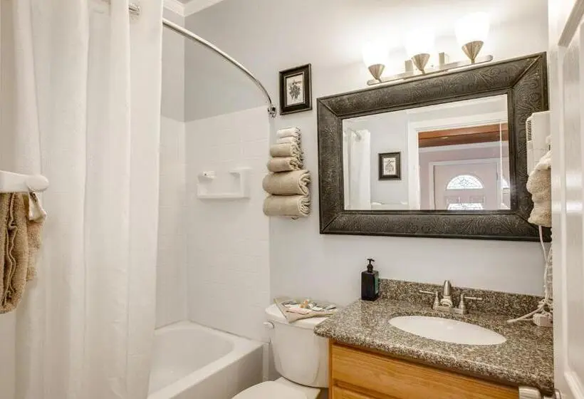 Standard-bungalow, Beachwood Condos & Resort