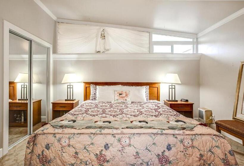 بنجلو قياسى, Beachwood Condos & Resort