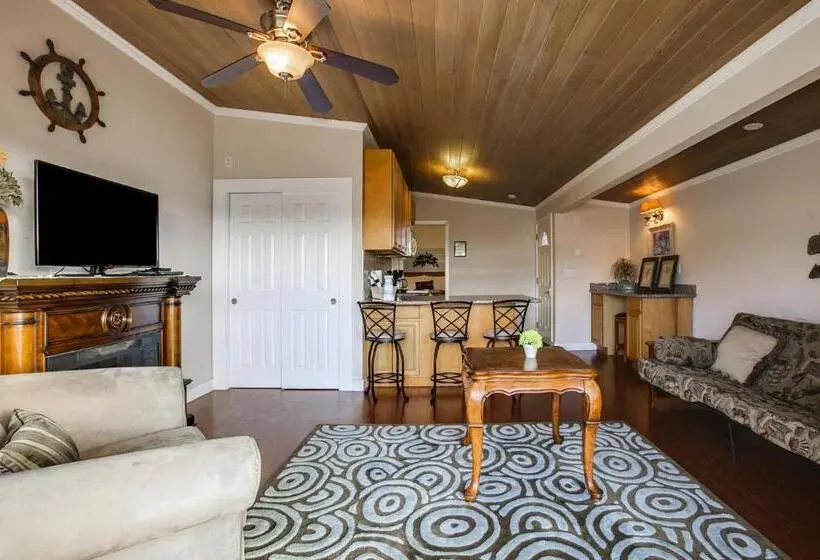 Standard-bungalow, Beachwood Condos & Resort