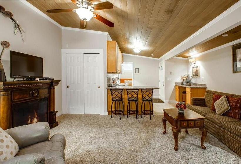 بنجلو قياسى, Beachwood Condos & Resort