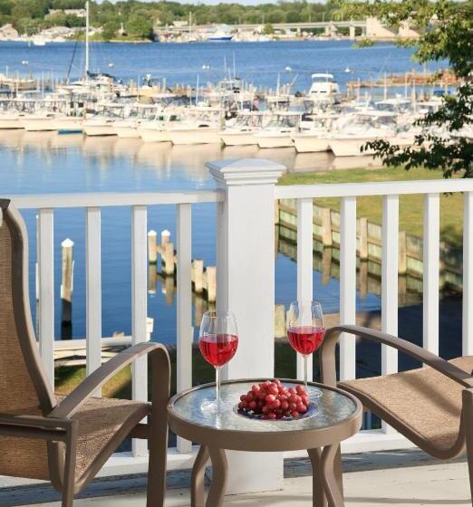 Номер Стандарт с Балконом, Inn At Harbor Hill Marina