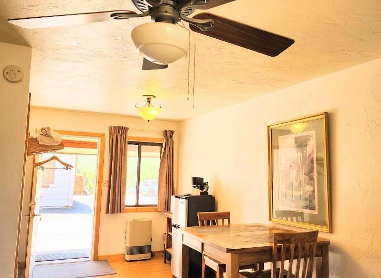 غرفة قياسية سرير كينج, Canyon Motel Near Rocky Mountain National Park