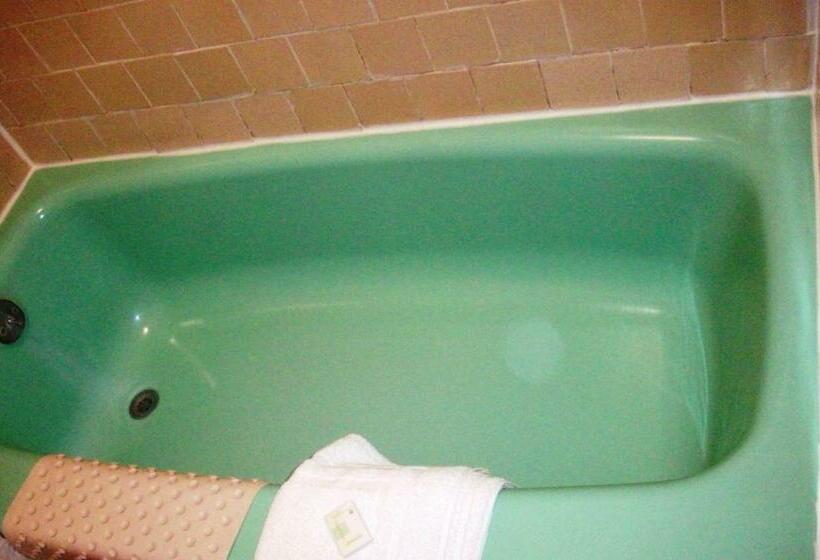 带大床的标准间, Hilander Motel