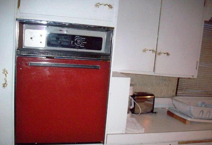 家庭间, Hilander Motel