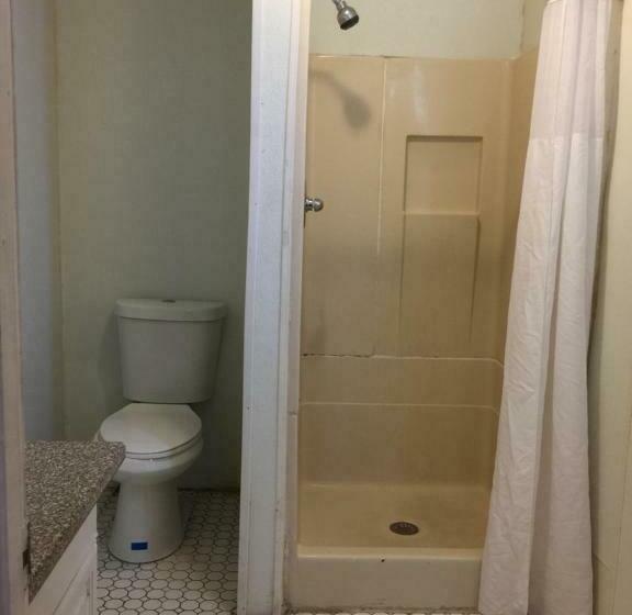 غرفة قياسية ثلاثية, La Fontana Motel