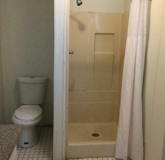 غرفة قياسية ثلاثية, La Fontana Motel