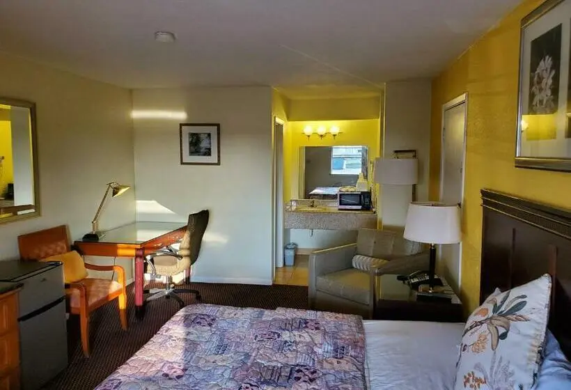 キングサイズベッドのスタンダードルーム, Econo Lodge Inn & Suites