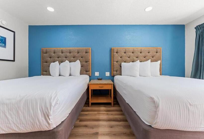 Люкс, Econo Lodge Inn & Suites