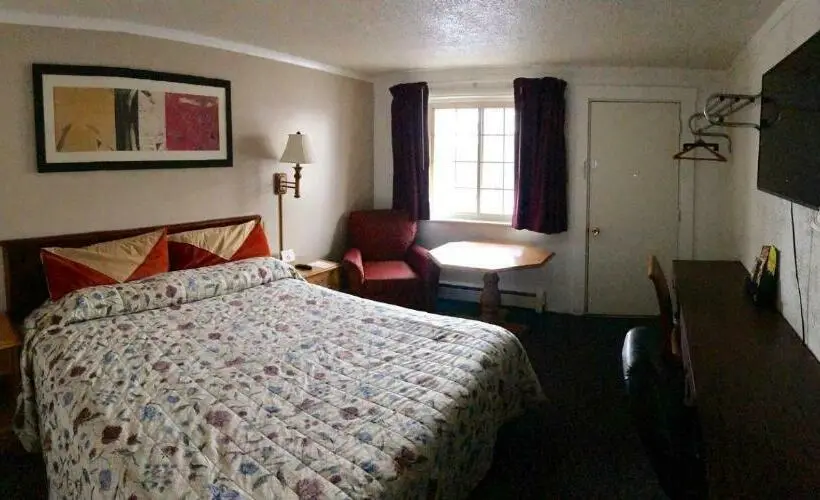 キングサイズベッドのスタンダードルーム, Economy Inn Bloomington