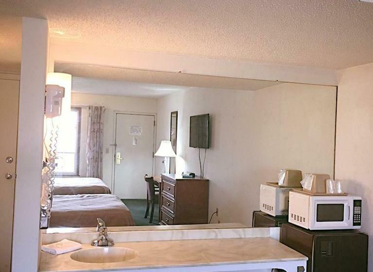 带2个双人床的标准工作室, Travelers Inn Elizabethton
