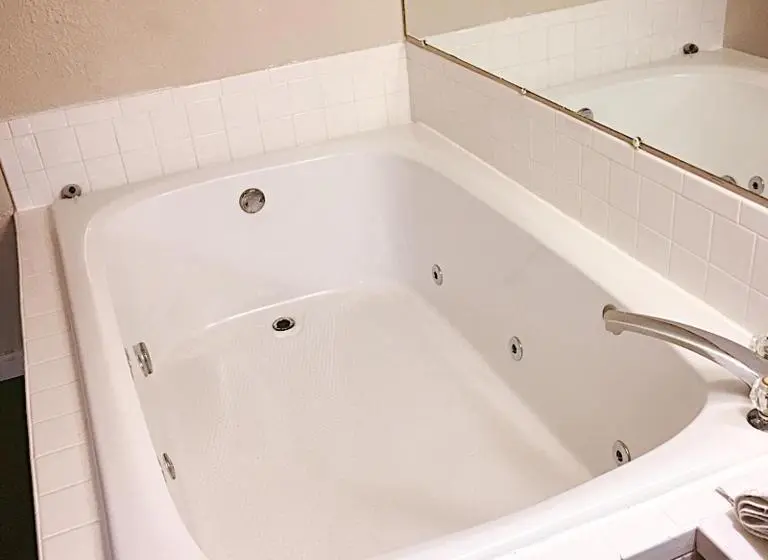 キングサイズベッドのスイートルーム, Travelers Inn Elizabethton
