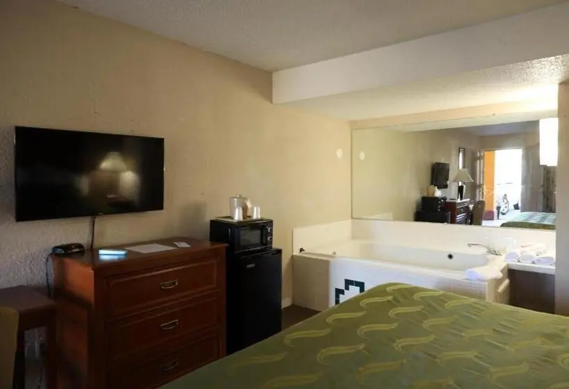 キングサイズベッドのスイートルーム, Travelers Inn Elizabethton