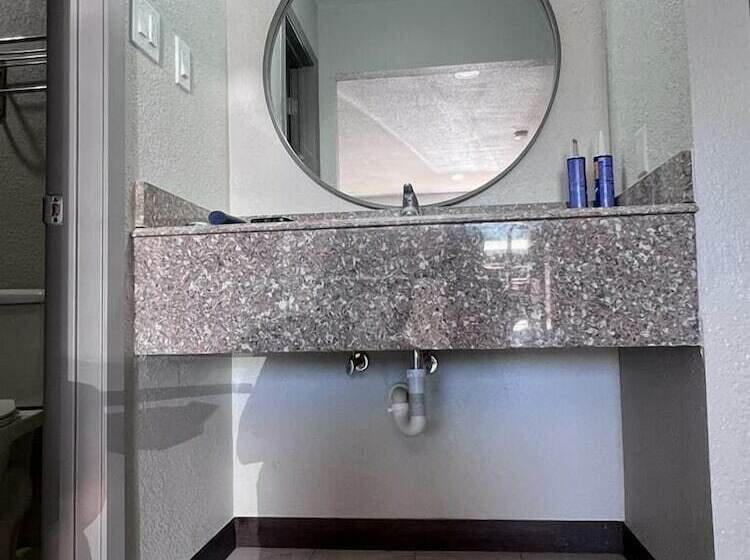 غرفه قياسيه سريرين مزدوجين, Value Lodge