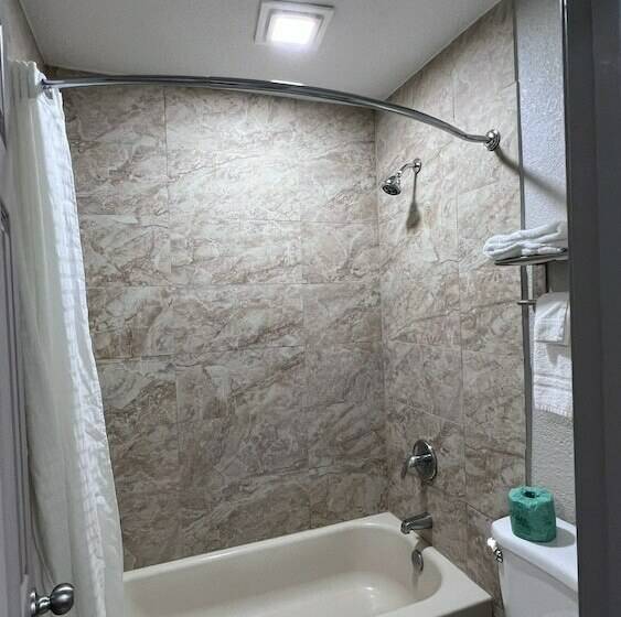 غرفه قياسيه سريرين مزدوجين, Value Lodge