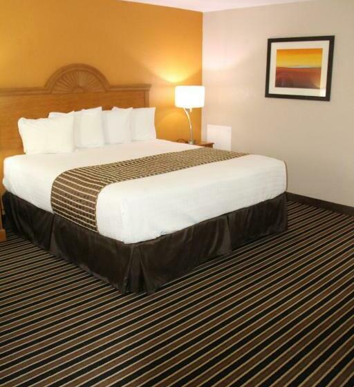 キングサイズベッドのスタンダードルーム, Westbridge Inn & Suites