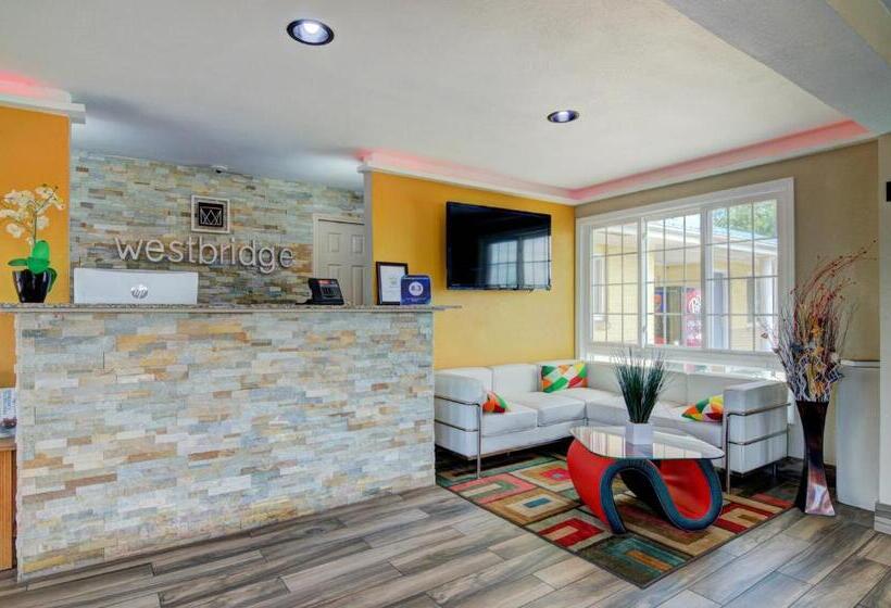 غرفة قياسية ثلاثية, Westbridge Inn & Suites