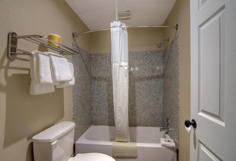 标准三人间, Westbridge Inn & Suites