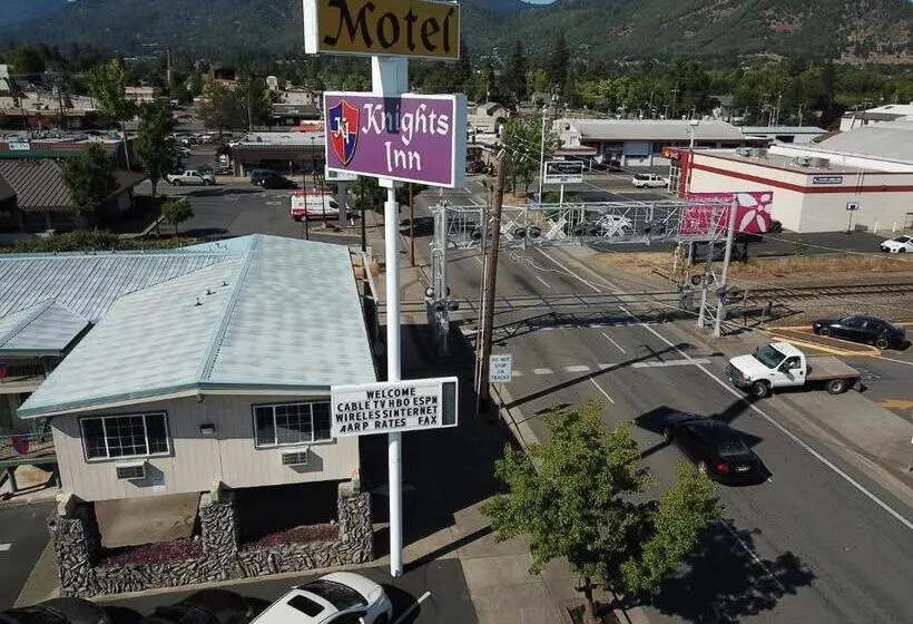キングサイズベッドのスタンダードルーム, Knights Inn Motel