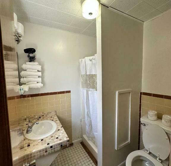 Номер Стандарт 2 Двуспальные Кровати, The Colonial Inn & Creamery