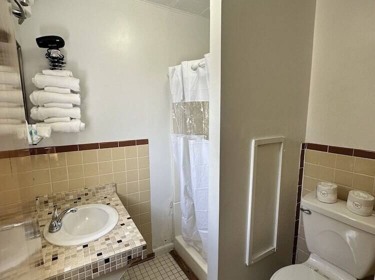 חדר סטנדרט שתי מיטות זוגיות, The Colonial Inn & Creamery