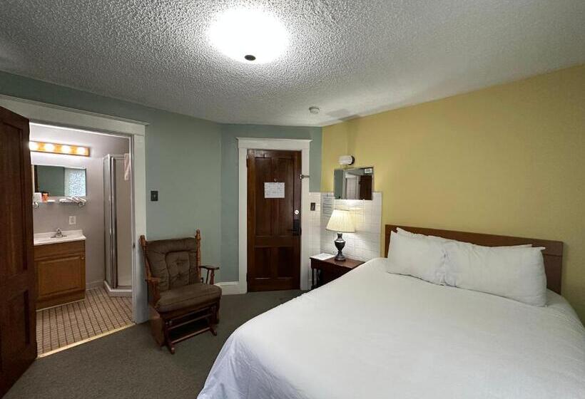 Номер Deluxe, The Colonial Inn & Creamery