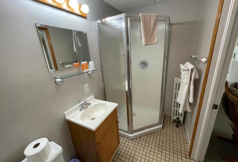 Номер Deluxe, The Colonial Inn & Creamery