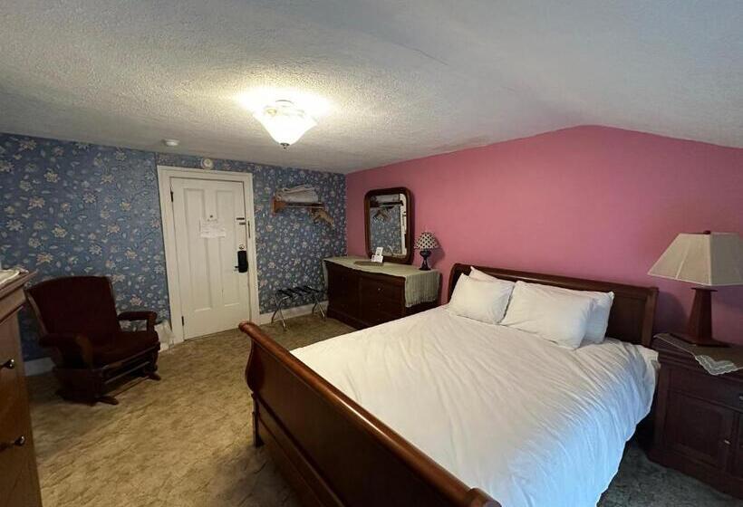 Номер Deluxe, The Colonial Inn & Creamery