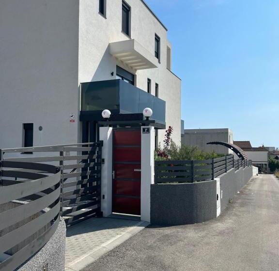 غرفة قياسية مزوَّدة بشُرفة إطلالة جانبية علي البحر, Villa Jane Inn