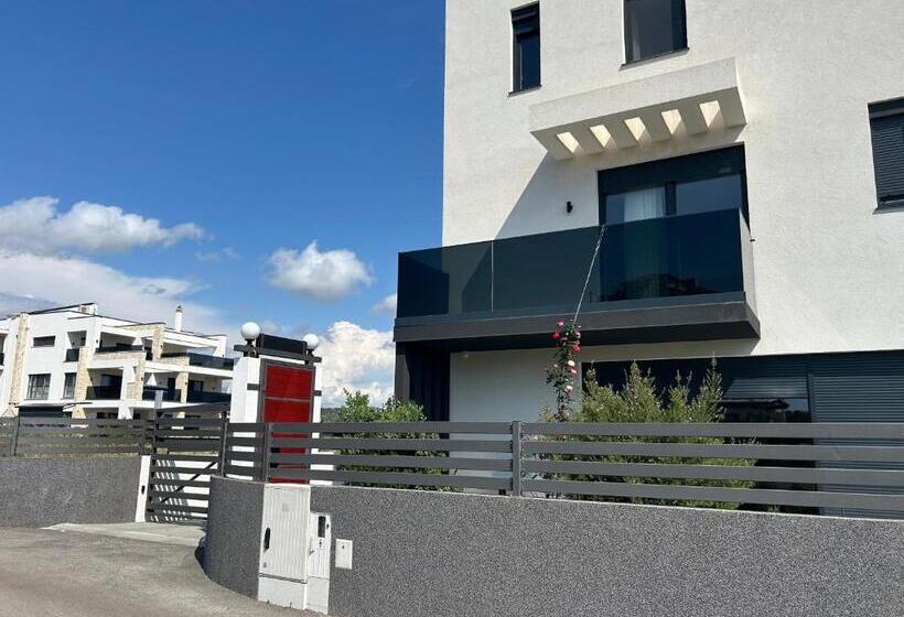 غرفة قياسية مزوَّدة بشُرفة إطلالة جانبية علي البحر, Villa Jane Inn