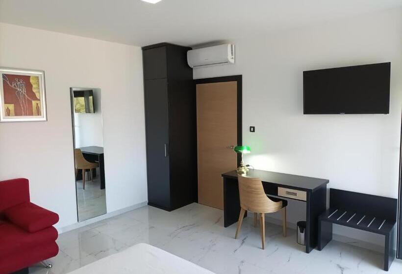 غرفة قياسية مزوَّدة بشُرفة إطلالة جانبية علي البحر, Villa Jane Inn