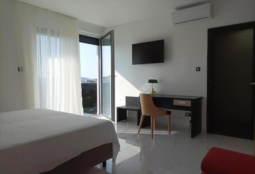 غرفة قياسية مزوَّدة بشُرفة إطلالة جانبية علي البحر, Villa Jane Inn