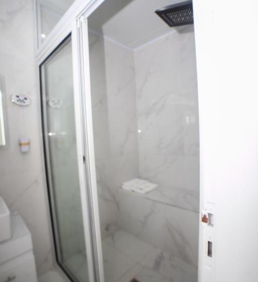 اتاق لوکس با تخت بزرگ, Kapreece Luxury Home