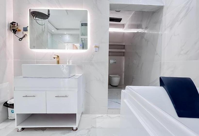 اتاق لوکس با تخت بزرگ, Kapreece Luxury Home