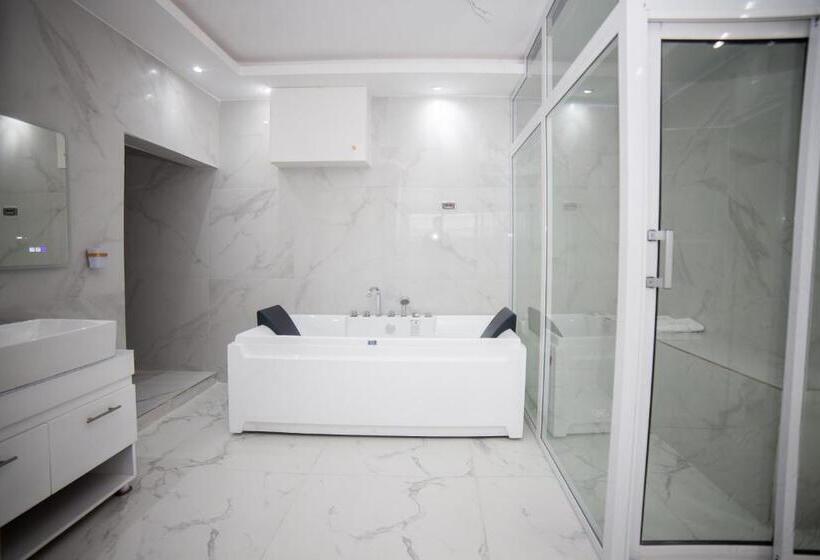 اتاق لوکس با تخت بزرگ, Kapreece Luxury Home