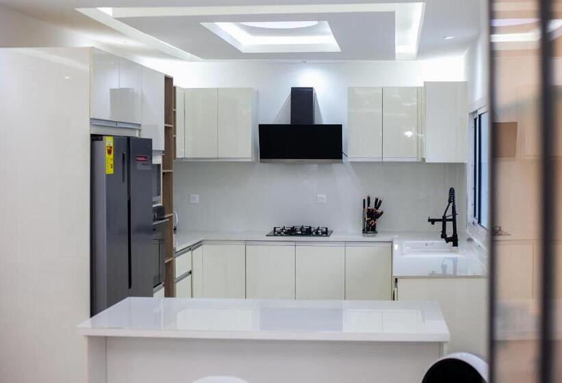 ویلای یک اتاق خوابه با استخر شنا, Kapreece Luxury Home