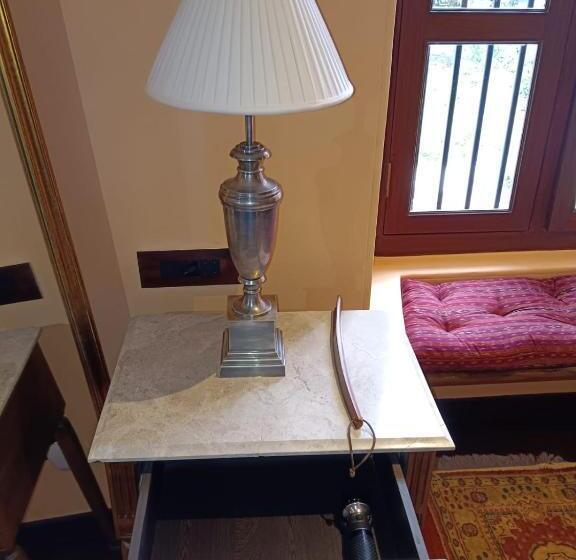 جناح سرير كينج, Rambha Palace By Hidden India