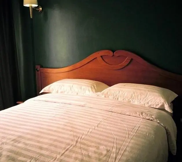 Standard Room, Nina