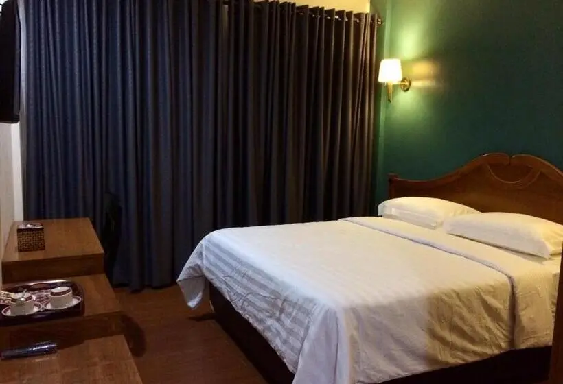 Standard Room, Nina