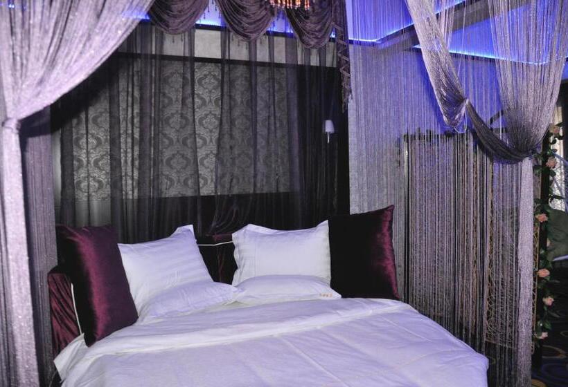 اتاق لوکس, Ha Luo