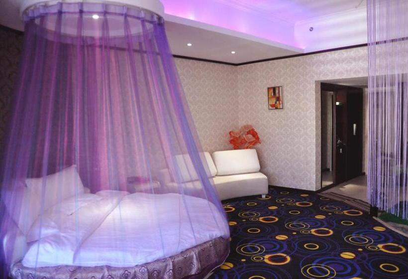 اتاق لوکس, Ha Luo