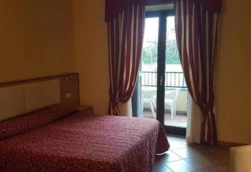 اتاق استاندارد سه تخته با چشمانداز استخر, Eden Sul Lago