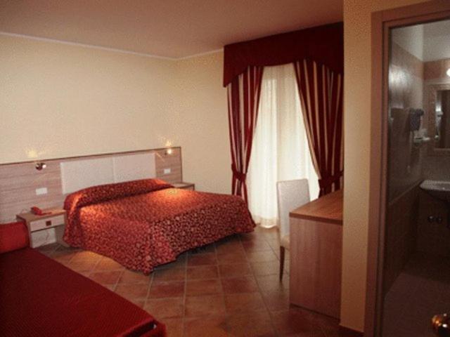 اتاق استاندارد چهارنفره با بالکن, Eden Sul Lago