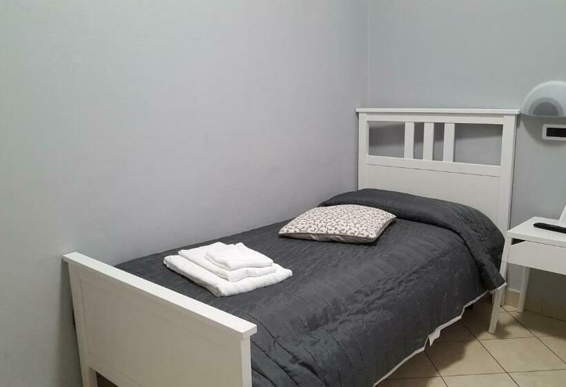 اتاق استاندارد یک تخته با سرویس بهداشتی مشترک, Milano