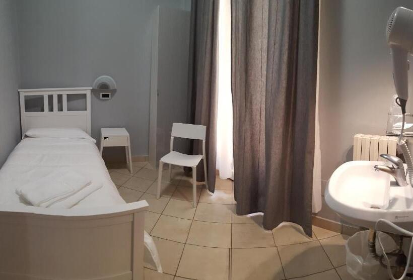 اتاق استاندارد یک تخته با سرویس بهداشتی مشترک, Milano
