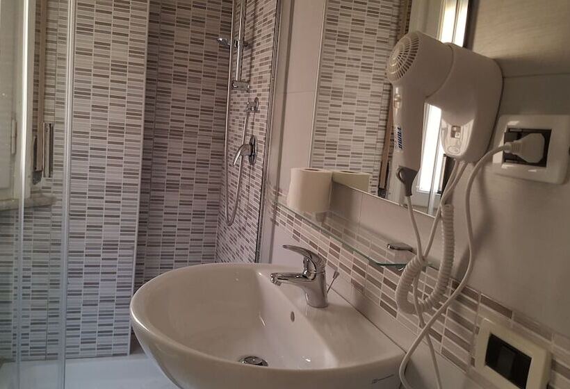 اتاق استاندارد یک تخته با سرویس بهداشتی مشترک, Milano