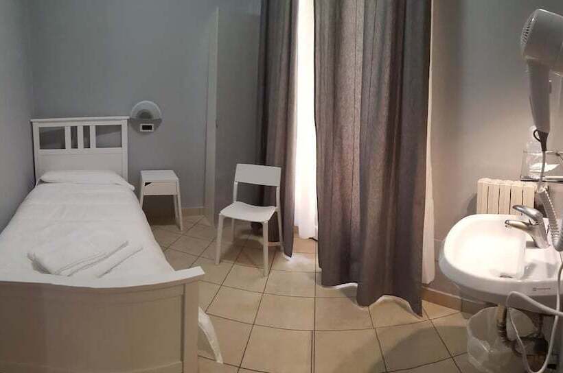 اتاق استاندارد یک تخته با سرویس بهداشتی مشترک, Milano